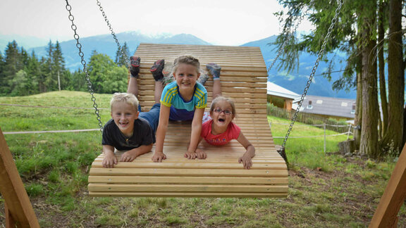 Relaxliege im Juppi Zauberwald ©Alpbachtal Tourismus